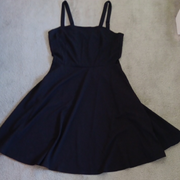 Elegant Black Sleeveless Dress With Adjustable Straps And Has Pockets - Picture 4 of 10